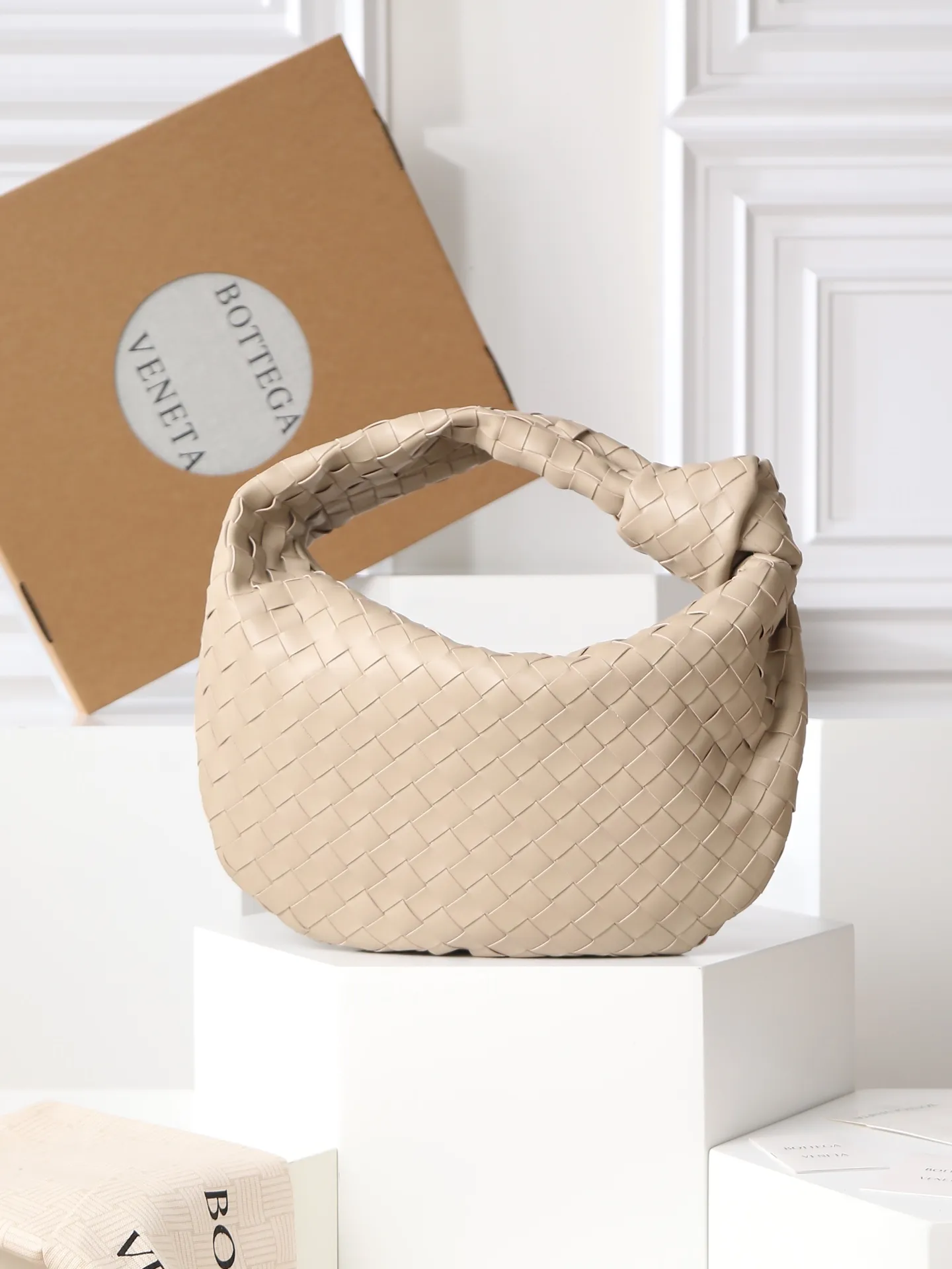 1100. 🌟𝐁𝐨𝐭𝐭𝐞𝐠𝐚 𝐕𝐞𝐧𝐞𝐭𝐚 ——— jodie (medium size) The medium size is very attractive in real life. It is firm and sturdy in the hand. The first impression is that it is particularly durable👍 You can see the well-designed knot on the handle. When carrying it on the shoulder, pay attention to the knot being placed directly under the hand. In this way, it can not only fix the position of the handbag, but also prevent the handbag from slipping due to long walks. It can easily accommodate a variety of cosmetics. In one word, it is "very easy to hold". Style number: 690225 Size: 36✖️21✖️13